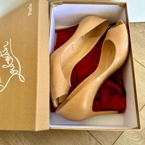 Christian Louboutin Nude Patent Heels with Duster Bag peep toa size 41 US10